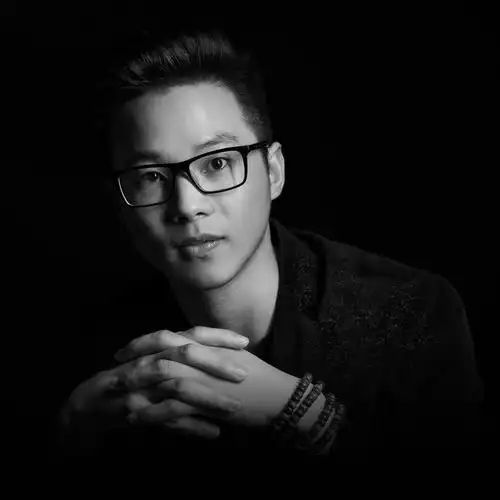 极黑极简的个人形象照会提升室内设计师的设计费吗