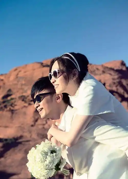 古巨基罕晒一家三口52岁老婆高龄产子爱情结晶来之不易