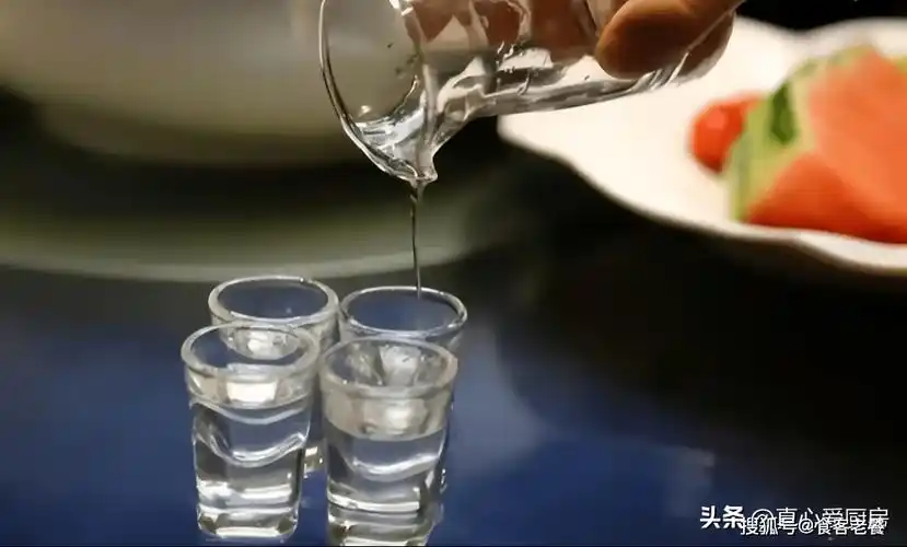 给人倒酒时,最忌讳"祭祀手"?哪只手是祭祀手?