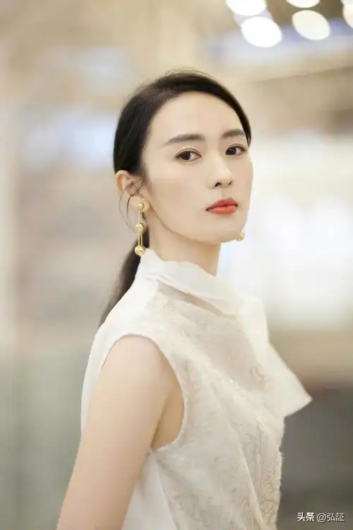 生活中的童瑶是一个热衷公益的人,她时常参加公益,慈善活动,在演艺圈