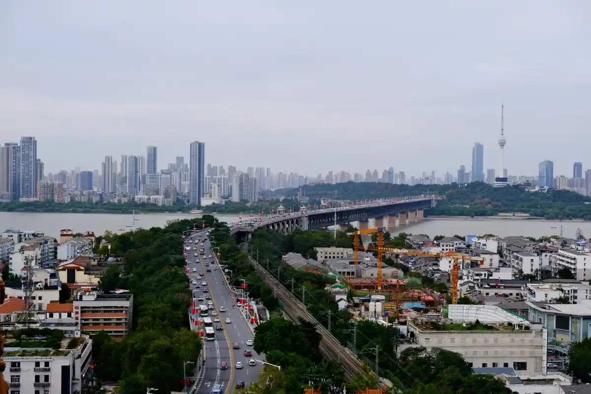 武汉,华中地区的"散装省会",由武昌,汉口,汉阳三镇组成,是中部第一城.