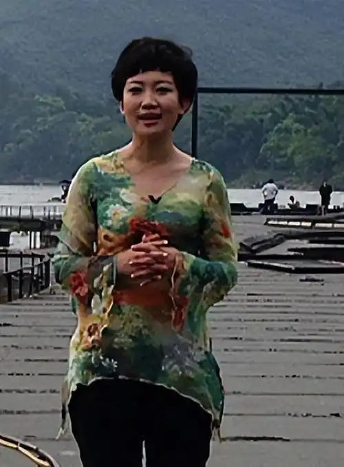 回顾央视主持人王端端嫁给同行丈夫很幸福直播时落泪被质疑