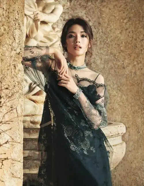 43岁舒淇真敢穿高开叉长裙大露美腿美艳程度不输少女