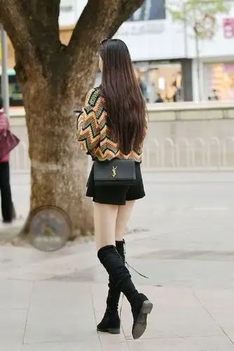 高挑的妹子, 走路自信脚步抬脚的弧度都要大一些