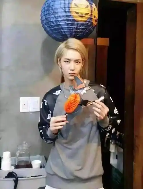 王一博以前居然长这样!内有大量王一博早期照片!_几张_街舞_鼻子