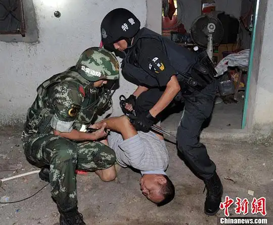 图为广东警方抓捕毒枭.中新社发 钱文攀 摄