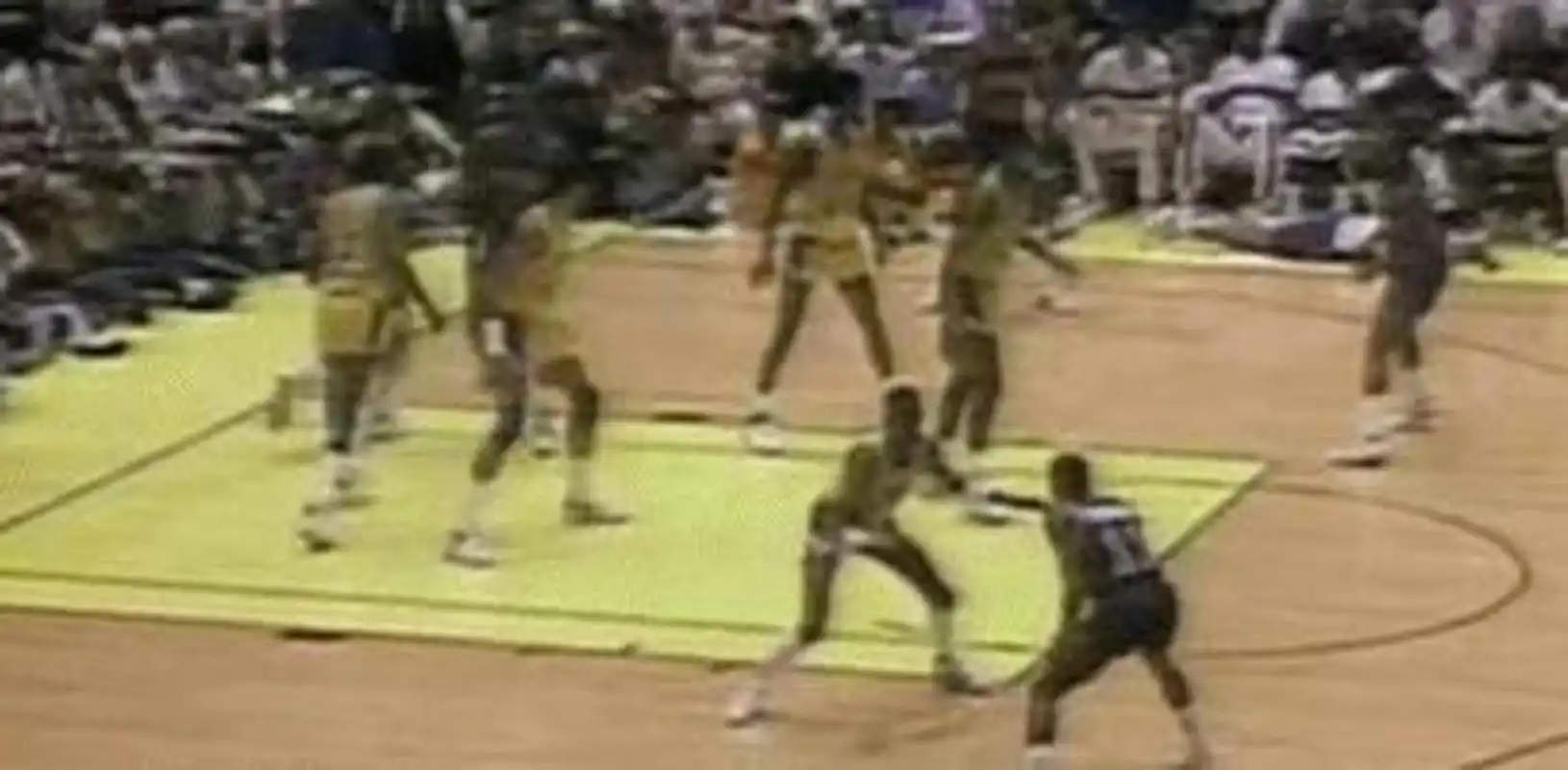 微笑刺客托马斯,老派球员代表,严重崴脚,程度远比欧文来的厉害.