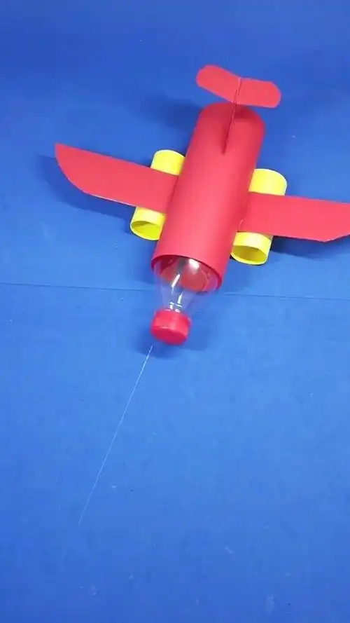 饮料瓶做小飞机,看起来还不错~#实用技能#技能达人超话技能君的微博
