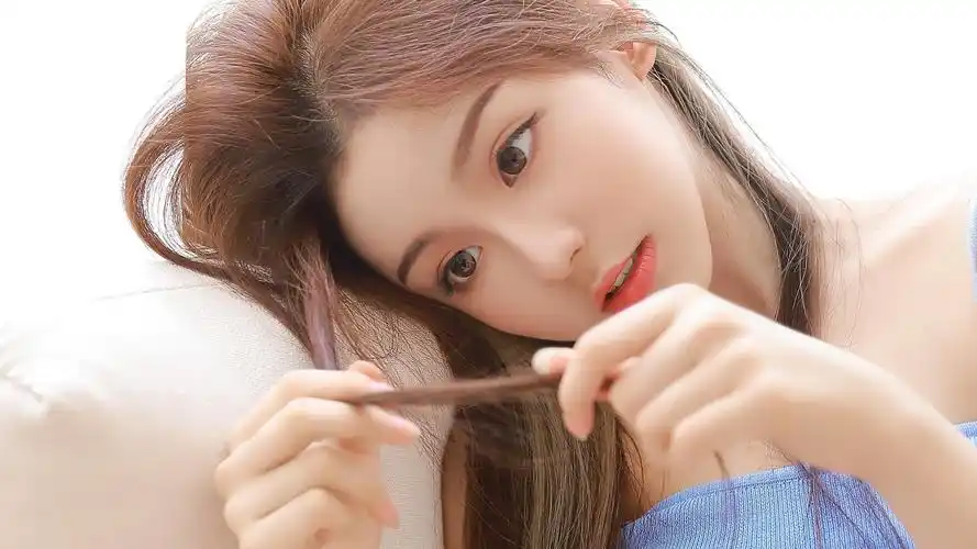 吊带美女性感白皙香肩诱惑写真