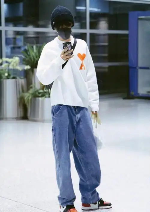 有种瘦叫肖战穿紧身裤松得可以塞个巴掌难怪男神这般有气质