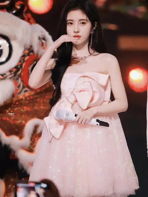 鞠婧祎身着susanlazar2022ss春夏蝴蝶裙