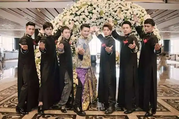 前男友霍建华,好闺蜜陈妍希都婚了,快40的她却连抢个捧花都费劲!