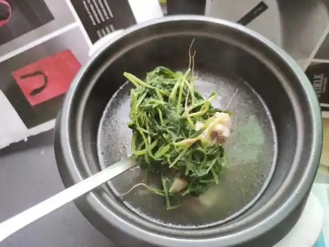 煮好的益母草汤益母草虽然好,但是不能吃太多哦.