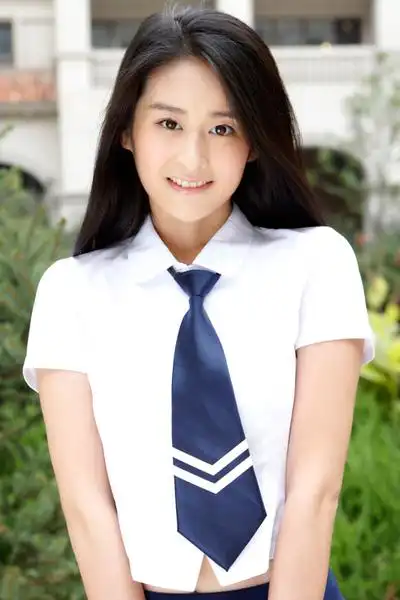 灌水   登录/注册后可查看大图    《千山暮雪》女主角颖儿清纯私房照