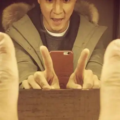 图吴彦祖照镜子照片显帅气打破帅哥定律我很帅但不坏