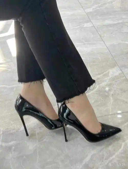 为什么大家都说穿黑色细跟高跟鞋要搭配裤子才好看呢?