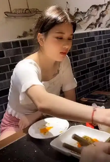 头次和相亲对象去吃饭,无意间拍下这一幕,网友:还是算了吧