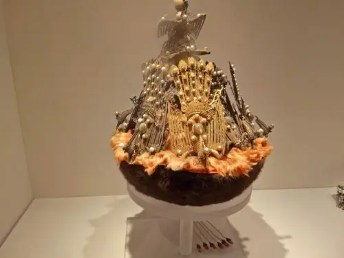 金嵌珍珠皇后冬朝冠,清1644一1911年.