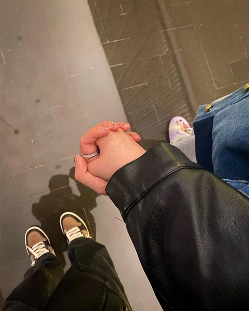 欧阳娜娜晒十指紧扣的牵手照!亲密躺胸"金发男"_社群_人气_友人