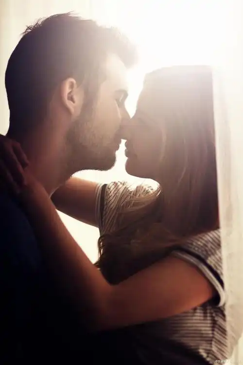 "小情侣接吻时,为了爱人的健康,请避开这个部位!