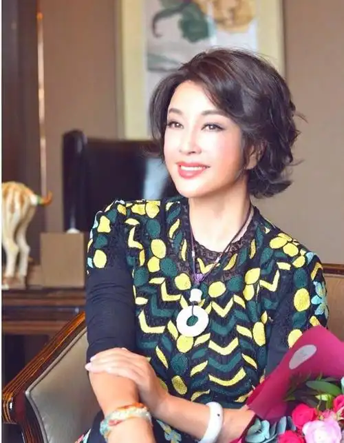 刘晓庆终究与年龄妥协晒素颜照暴露真实皮肤状态这才是70岁的脸