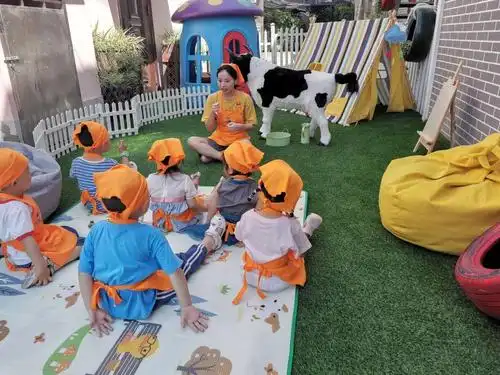 一群可爱的小朋友在挤牛奶