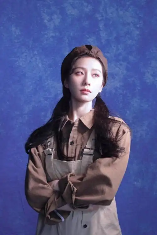 刘诗诗双马尾背带裤减龄元气棕色系穿搭清新靓丽