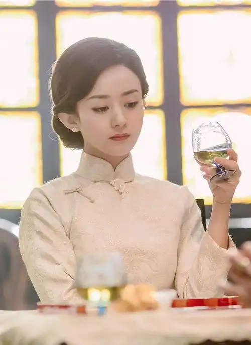 赵丽颖挺喜欢穿国产货旗袍搭配看着就高级一般人可没她的气质