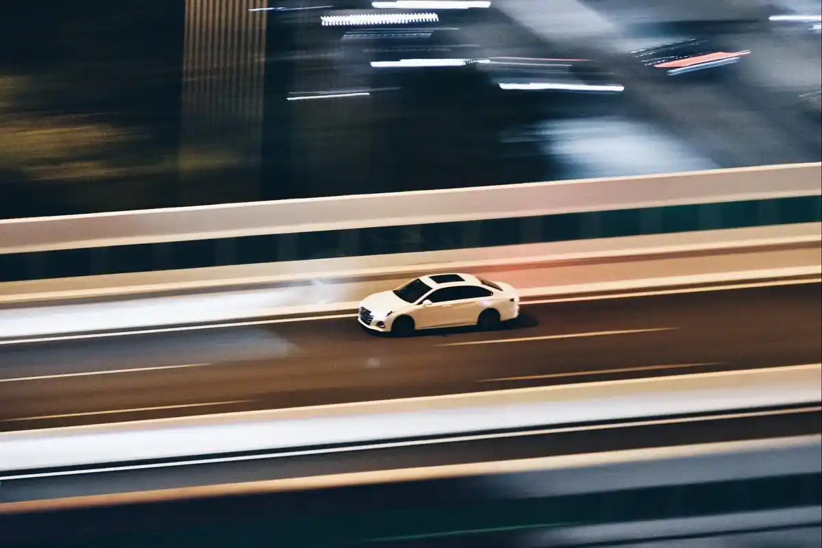 手持长焦慢门拍摄汽车追焦