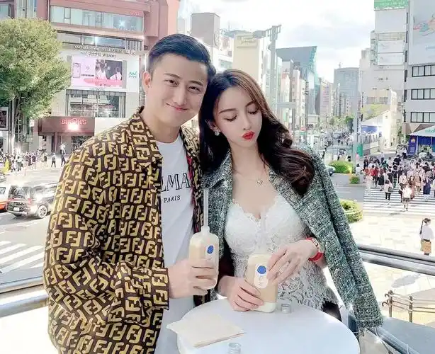 黄晓明绯闻女友叶珂旧照被扒离开滤镜颜值大跌被质疑换头