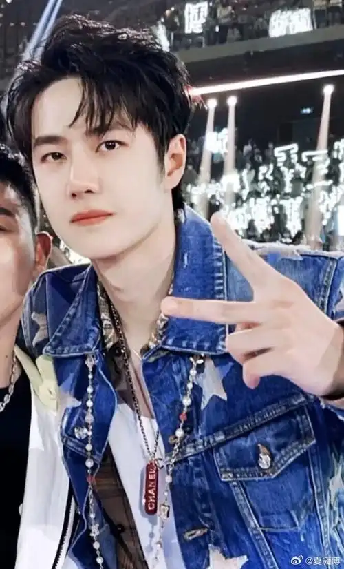 王一博超话#王一博照片#wyb#王一博#  一起来比耶@uniq-王一博