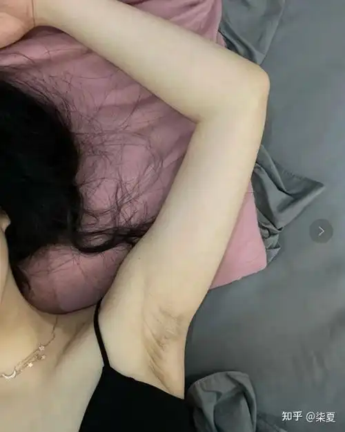 女生夏天穿无袖的衣服腋毛该如何处理