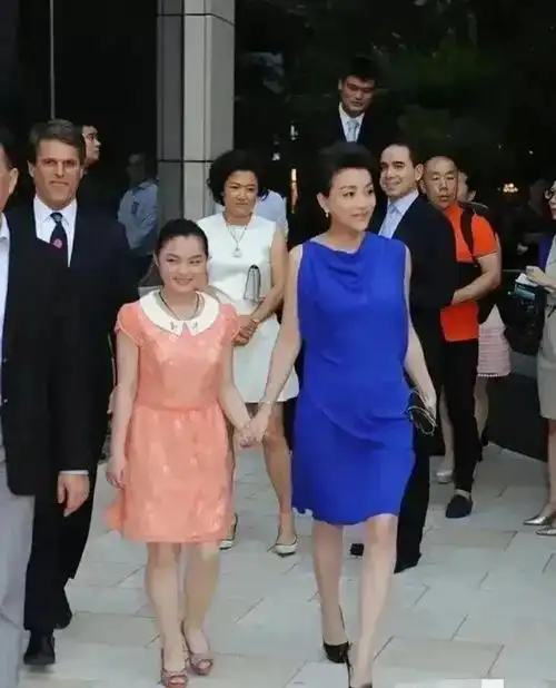 杨澜带女儿走红毯真是没一点她妈的影子一言难尽啊