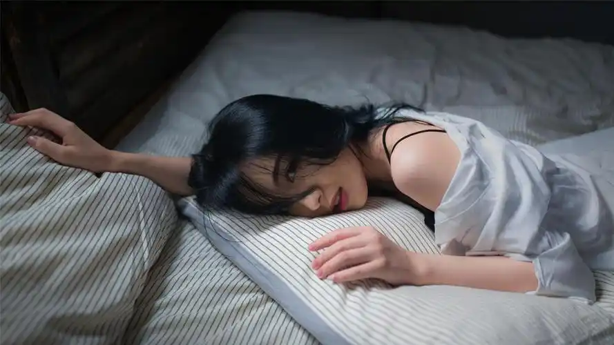 性感美女白皙香肩高清桌面壁纸