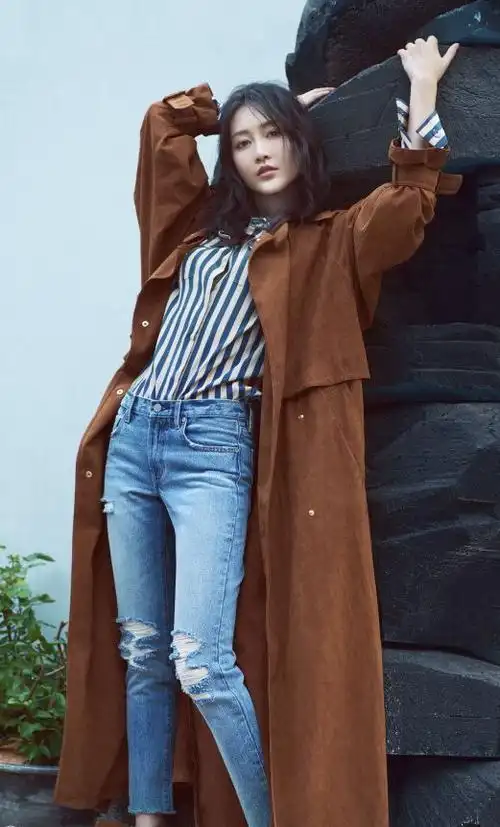 腿细给了王鸥太多自信,穿的牛仔裤破洞太夸张,一般人可不敢尝试