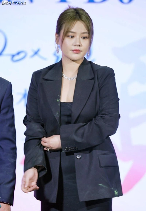 原创马思纯胖了也洋气穿抹胸裙配黑西装出席活动好在气质撑住了