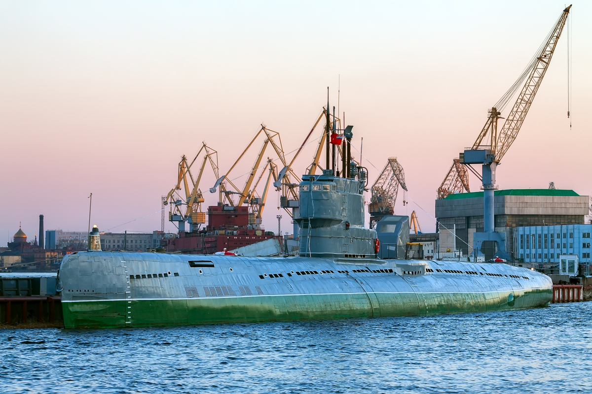 中国三大核潜艇基地 一,青岛沙子口基地 二,亚龙湾基地 三,大连小平岛