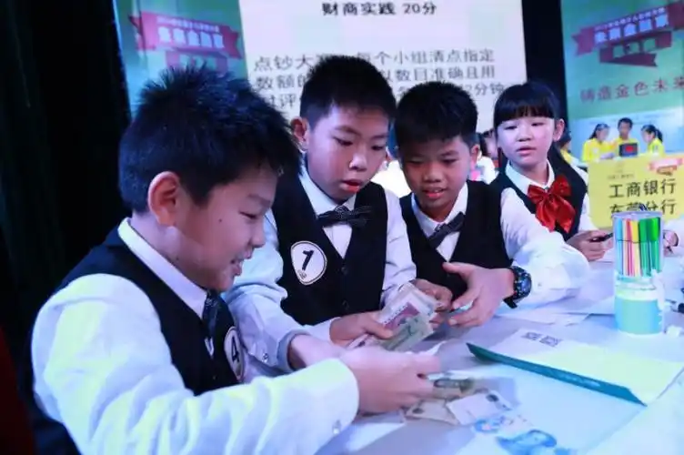 选手展示点钞技能 孙俊杰摄