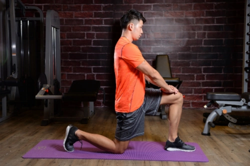 半跪姿为常见伸展髋屈肌的动作(图片来源:运动笔记)