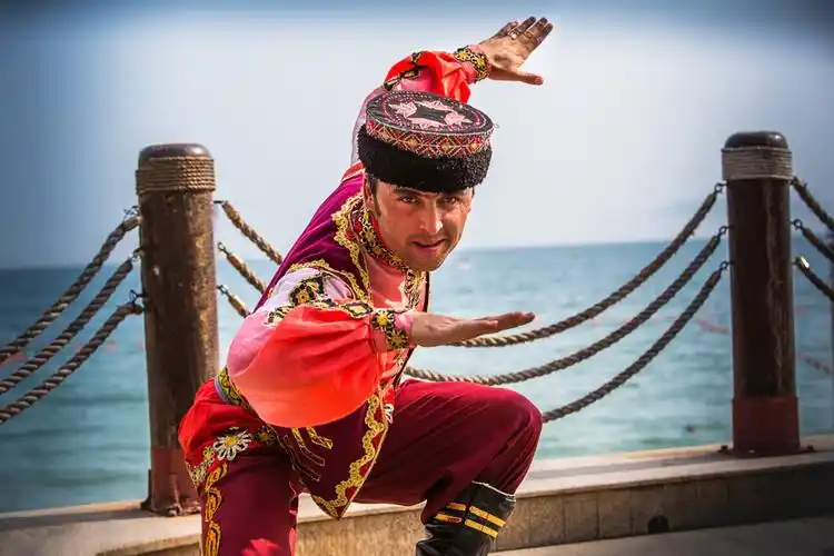 塔吉克族人非常崇尚鹰,视鹰为强者,英雄,他们跳的舞蹈叫鹰