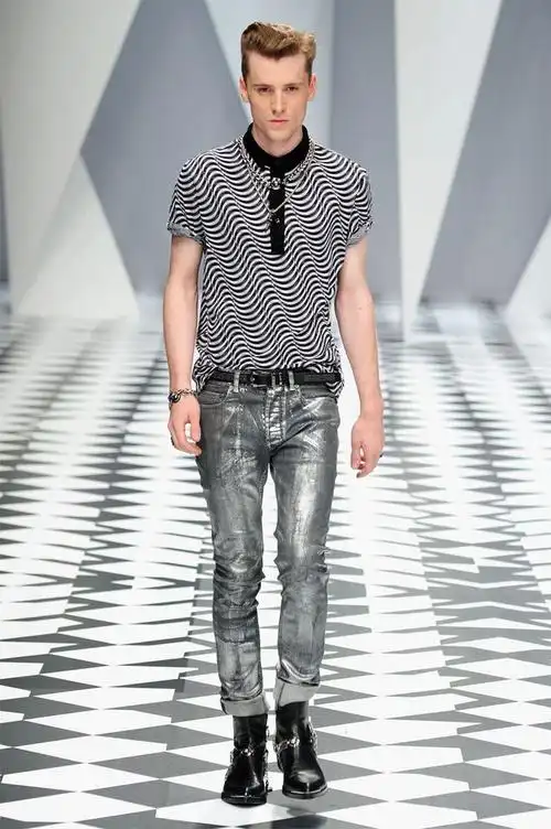 米兰春夏t台男装秀 男模各个帅气逼人[高清组图]