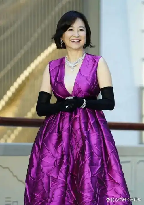 资深女星林青霞出席精品开幕活动,气色依旧相当好,风采不减.