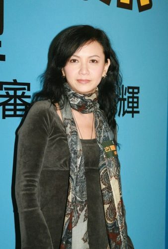 曾华倩晒照为儿子庆生,尽展母子情深,22岁儿子高两米已是泳将