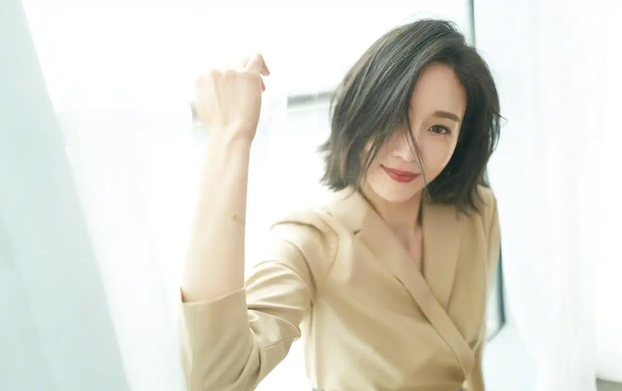 张钧甯黄色长裙优雅写真