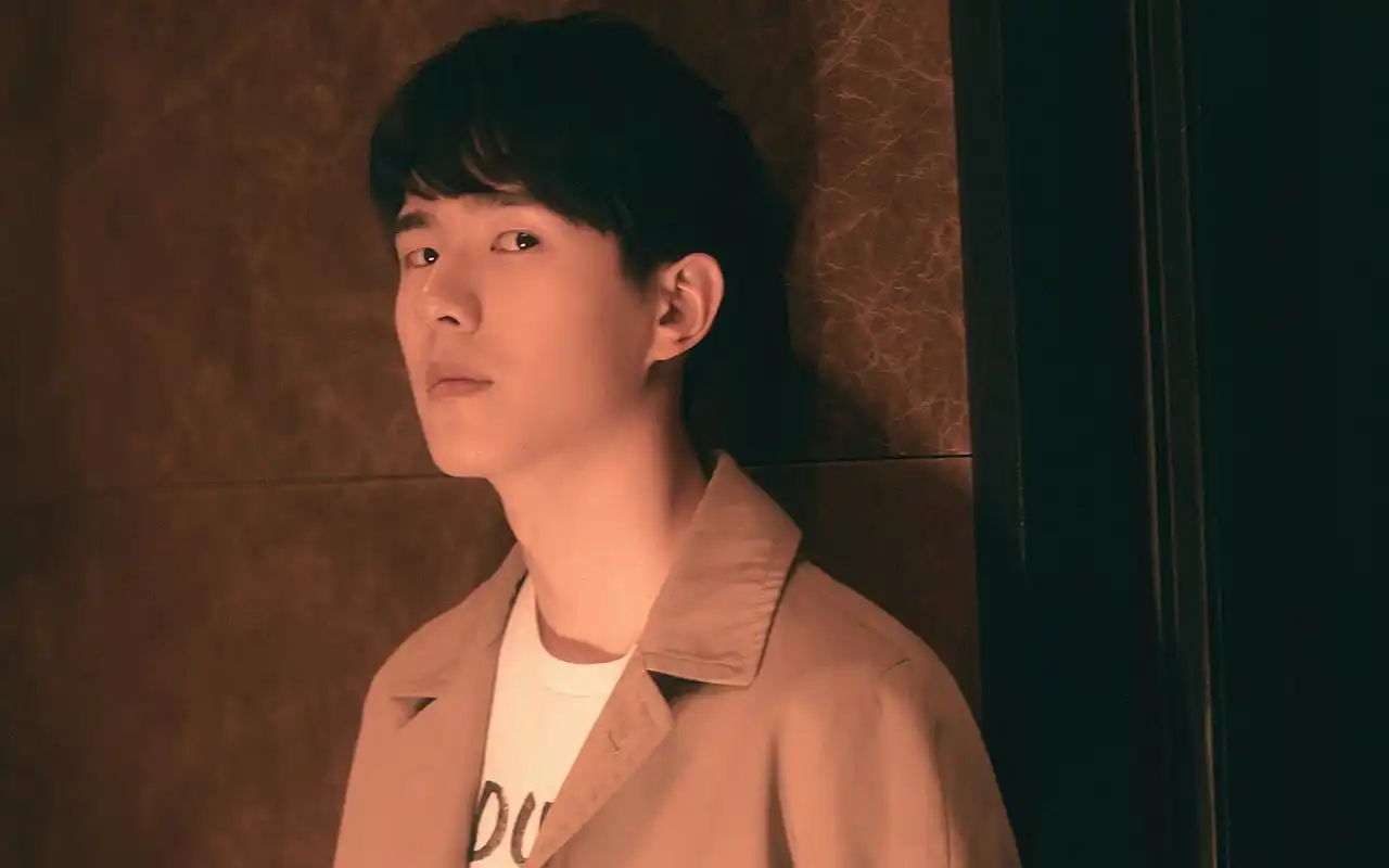 刘昊然大衣帅气写真高清图片桌面壁纸