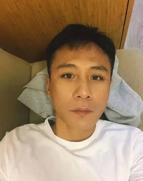 刘烨罕见高调发文!高清原相机镜头前素颜自拍,脸上连皱纹都没有