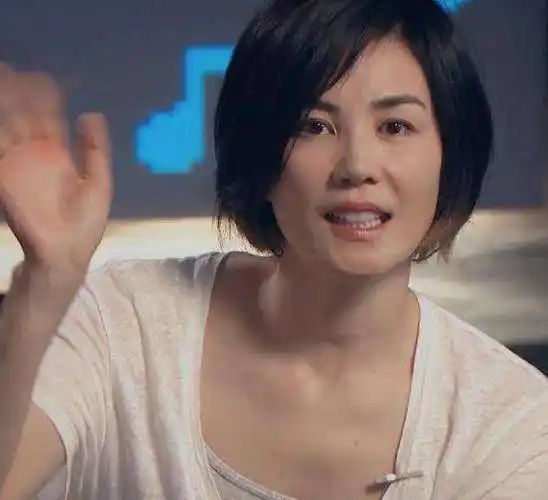 高冷女神王菲穿妩媚睡衣面带笑容出镜齐耳短发扭着小蛮腰