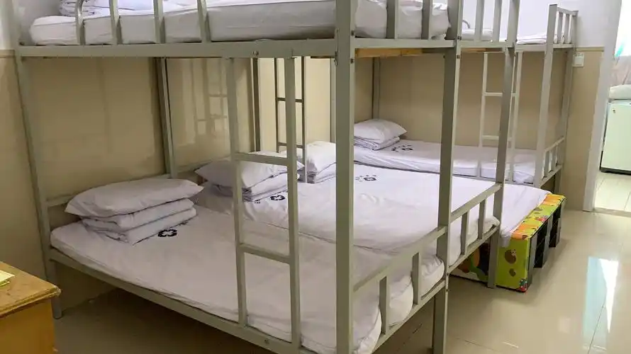 值班室的床,被褥,卫生全都整理了一遍,让大家休息的时候,呼吸顺畅