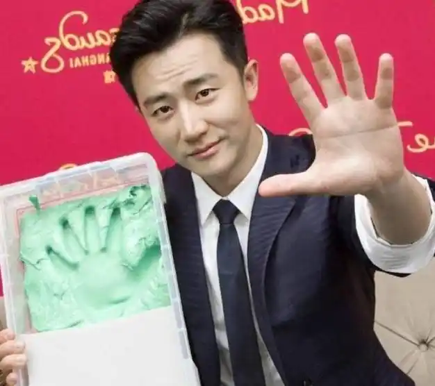 黄轩"招牌小胖手"反差萌,都没人看蜡像了!太可爱了!