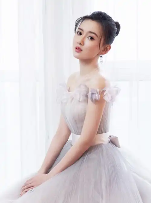 江铠同精美美图:灵动飘逸,性感优雅!